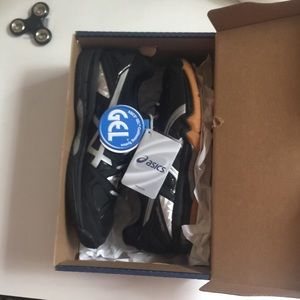 NWT ASICS Womens GEL-Tactic Volleyball Shoes Size9